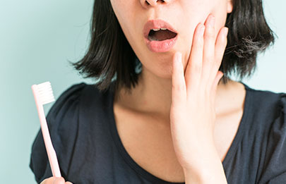 隣接する歯や身体のリスクを考え抜歯をお勧めすることも